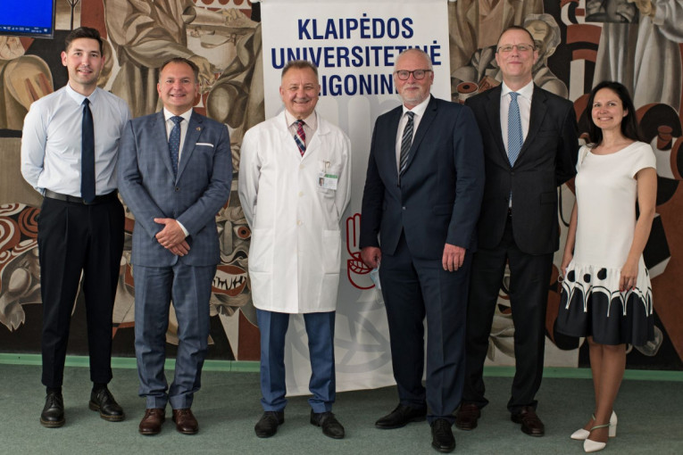 Klaipėdos universitetinės ligoninės robotinė chirurgija sužavėjo profesorių iš Vokietijos