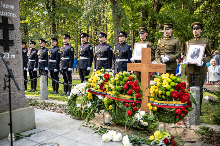 Klaipėdoje perlaidoti iš už Atlanto pargabenti istorinių asmenybių J. Polovinsko-Budrio ir R. Kašubaitės-Budrienės palaikai