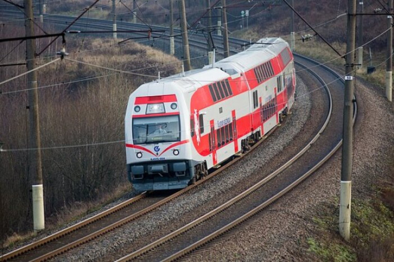 Vaikų žaidimai su akmenimis ant geležinkelio bėgių baigėsi bylos nagrinėjimu teisme