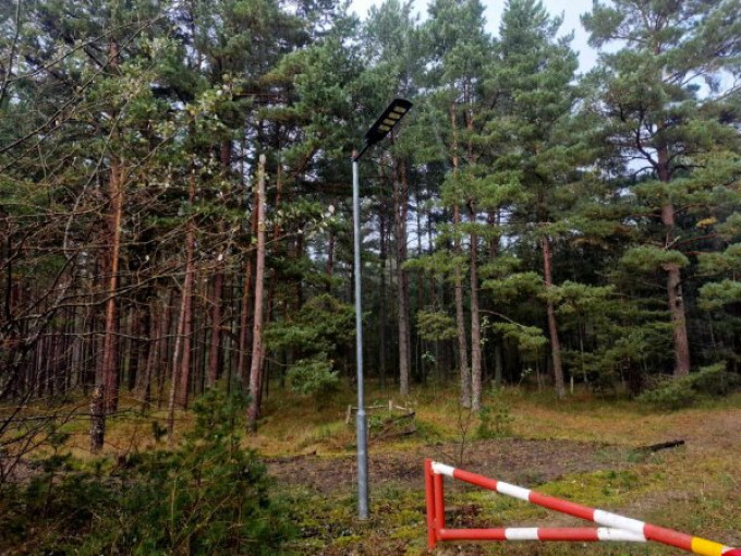 Dviračių take nuo Nidos iki Pervalkos įrengti nauji autonominiai šviestuvai
