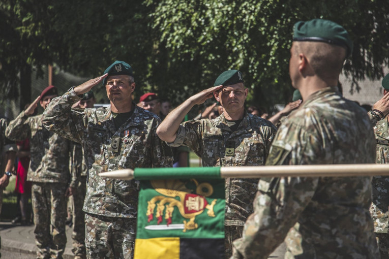 Klaipėdoje vyko Dragūnų bataliono vadų pasikeitimo ceremonija ir šauktinių išlydėtuvės į atsargą