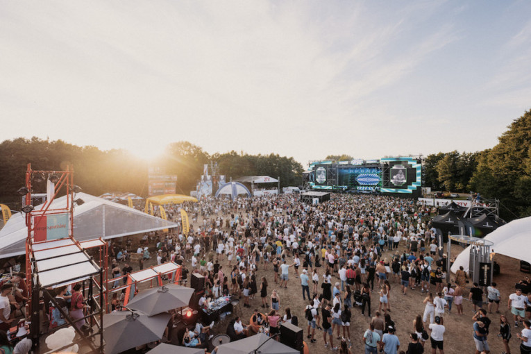 Antroji diena festivalyje „Karklė“: popscenos karalienės šou, muzikinio klipo filmavimas ir tropinis karštis