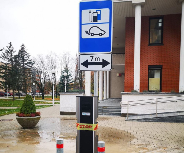 Kretingos mieste įrengtos trys elektromobilių įkrovimo stotelės