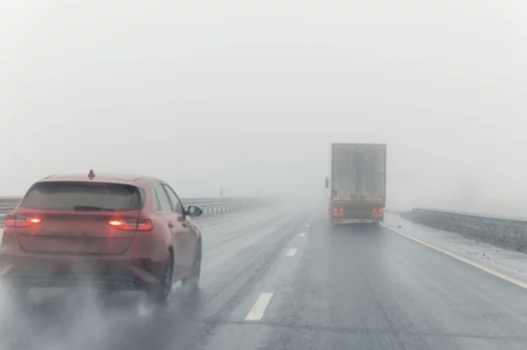 Kelininkai įspėja: naktį eismo sąlygas šalyje sunkins rūkas