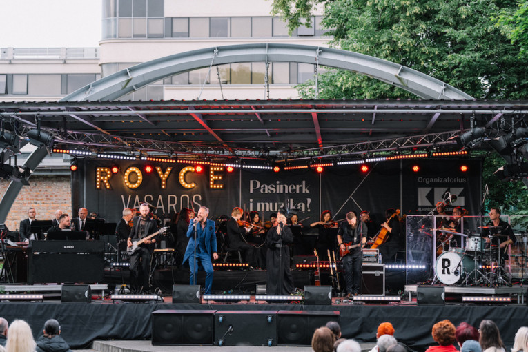 Grupė „ROYCE“ triukšmingai pažymėjo veiklos 10-metį: Klaipėdos koncertų salės vasaros terasoje susirinko minia klausytojų