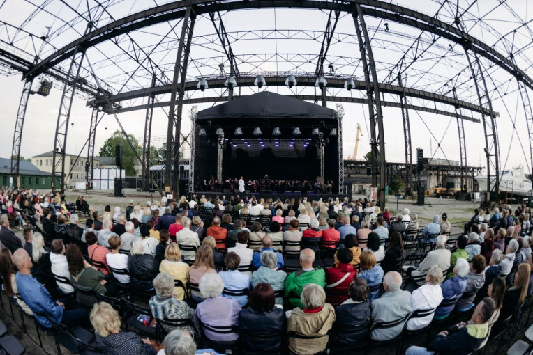 Šokio spektaklio „Reverb’as“ pasaulinė premjera Klaipėdos festivalyje: choreografas Douglas Lee siūlo šokiu mėgautis lyg muzika