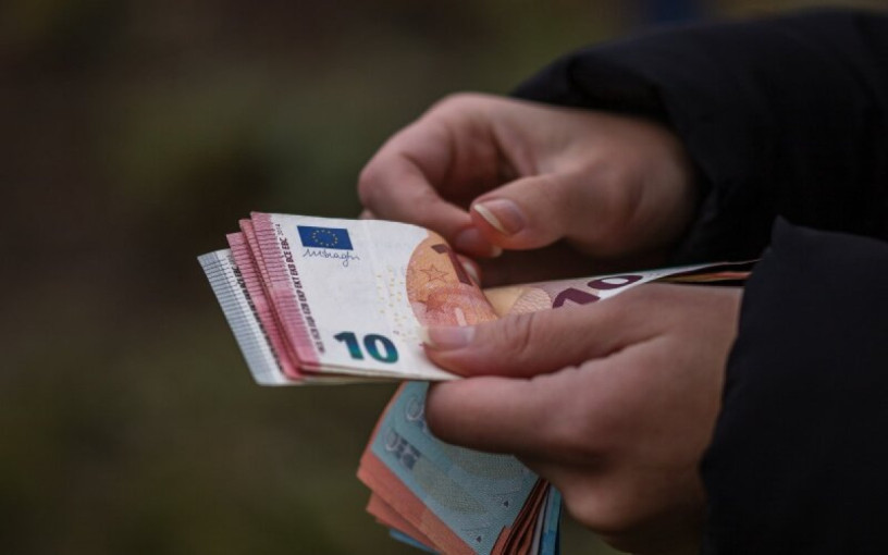 Suskaičiavo, kiek emigrantų pinigų atplaukia į Lietuvą ir kiek išsiunčiame atgal