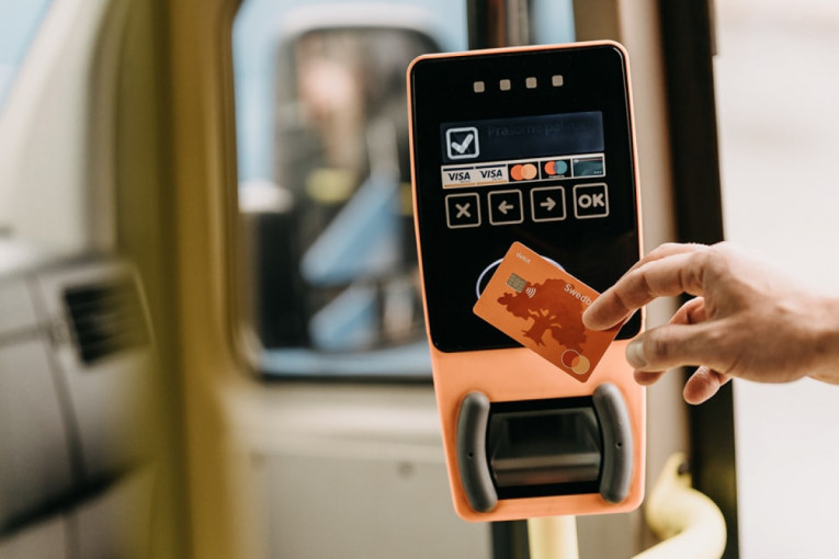 KKT: pernai su bankinėmis kortelėmis už kelionę atsiskaityta daugiau nei 100 tūkstančių kartų