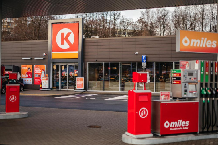 Ketvirtadienį, „Circle K“ trims valandoms mažina degalų kainą