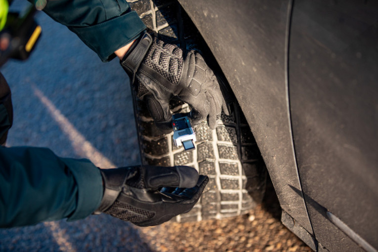 Klaipėdoje tikrinta ar vairuotojai važinėja automobiliais žieminėmis padangomis