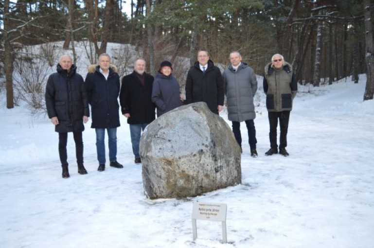 Palangai padovanota menininkų Vytauto ir Eugenijos Karčiauskų skulptūra „Rytas prie jūros“