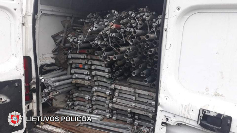 Policininkams įtarimą sukėlusiame automobilyje rasti 15 tūkst. eurų vertės vagystės įkalčiai