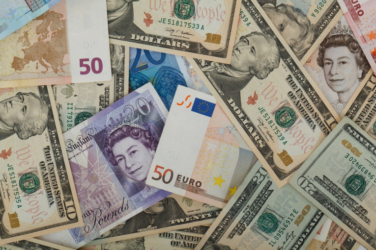 Dėl valiutos keitimo paslaugų bankų skyriuose