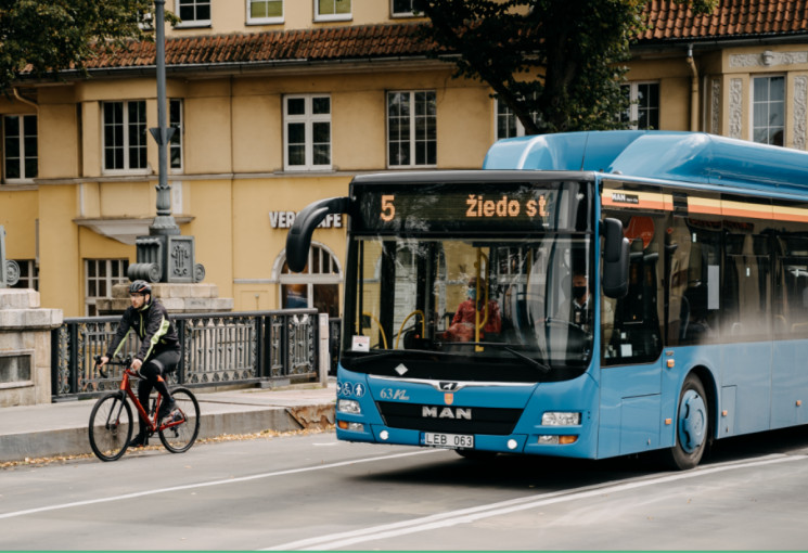 Visi piliečiai galės laisvai keliauti viešuoju transportu, studentai - rečiau testuotis