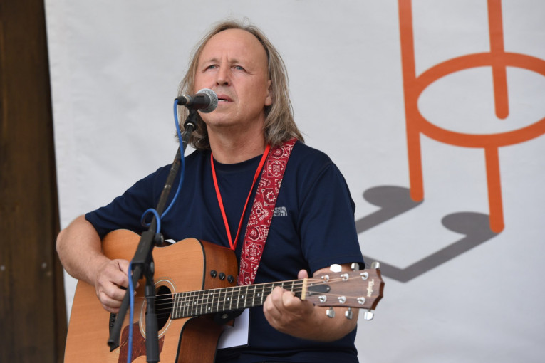 Šiemetiniame Klaipėdos dainuojamosios poezijos festivalyje “Obuoliai prinoksta rudenį” pasirodys Alvydas Stalaučinskis