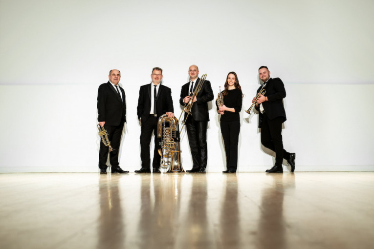 Neįprastas muzikos instrumentų derinys: retai solo skambanti valtorna ir Klaipėdos brass kvintetas