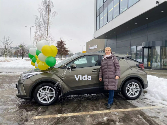 Pensininkė iš Klaipėdos laimėjo „Iki“ gimtadienio loterijos pagrindinį prizą