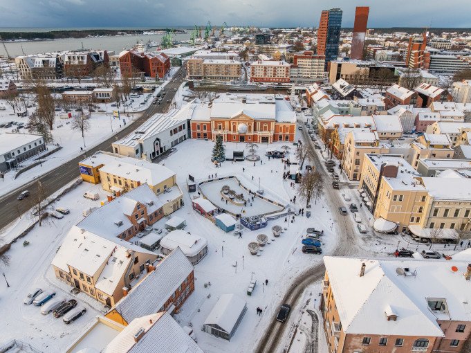 Paskutinės dienos žiemiškam susitikimui Teatro aikštėje
