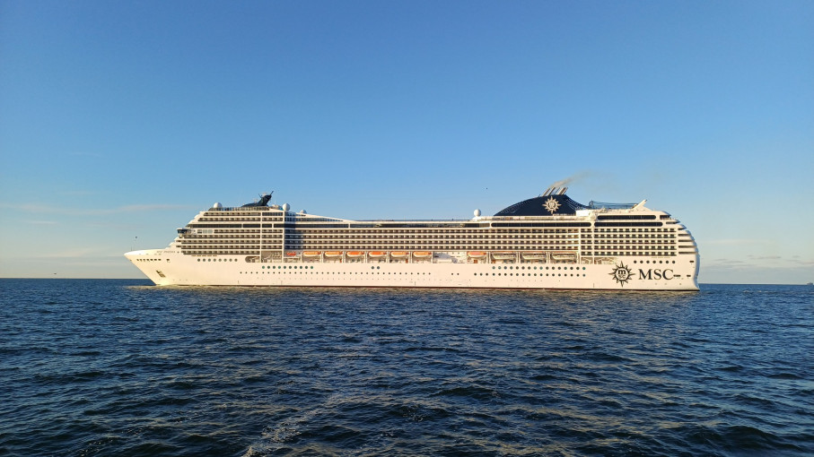Klaipėdos uoste svečiuojasi 294 m ilgio milžinas „MSC POESIA“