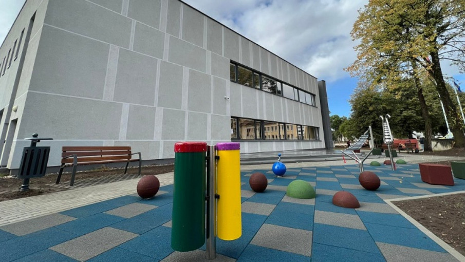 Šalia Kretingos viešosios bibliotekos iškilo nauja erdvė – „Pramogų sala“