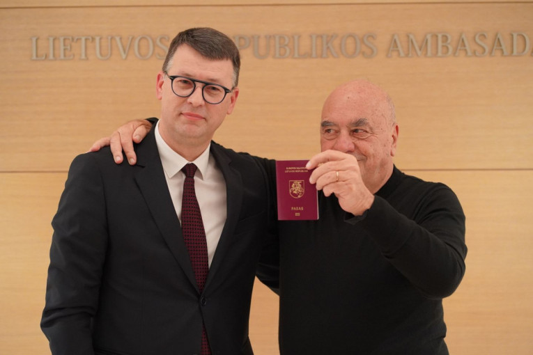 Pasaulinio garso architektui Massimilianui Fuksui įteiktas Lietuvos Respublikos pasas