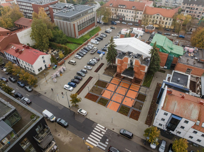 Klaipėdos Santuokų rūmų aplinka atgimė iš naujo: projektas sukūrė jaukesnę, žalesnę ir modernesnę lauko erdvę