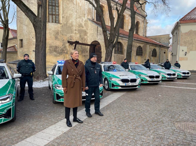 Policijai perduoti NATO viršūnių susitikimui įsigyti automobiliai