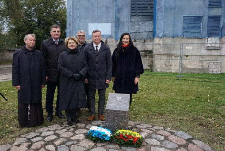 Lietuvos žydų istorijos atminimo įprasminimui Kretingoje atidengtas atminimo ženklas