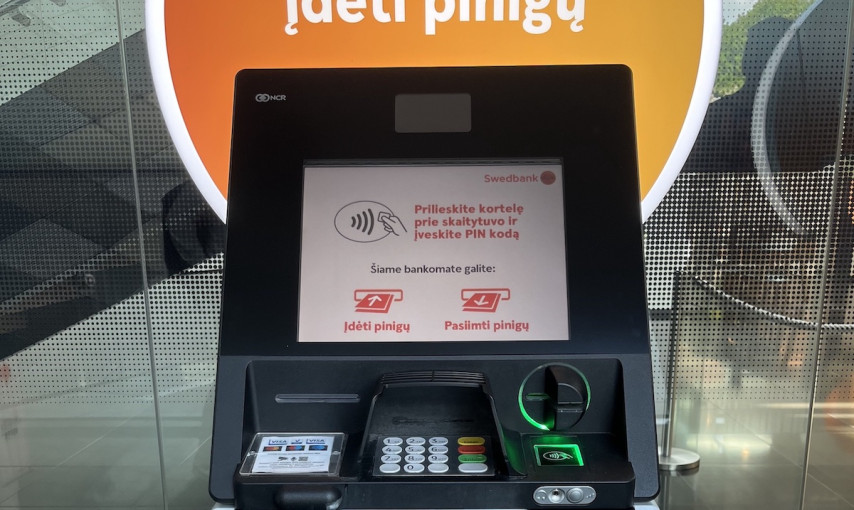 „Swedbank“ pristato naują bankomatų funkciją: bekontaktes operacijas