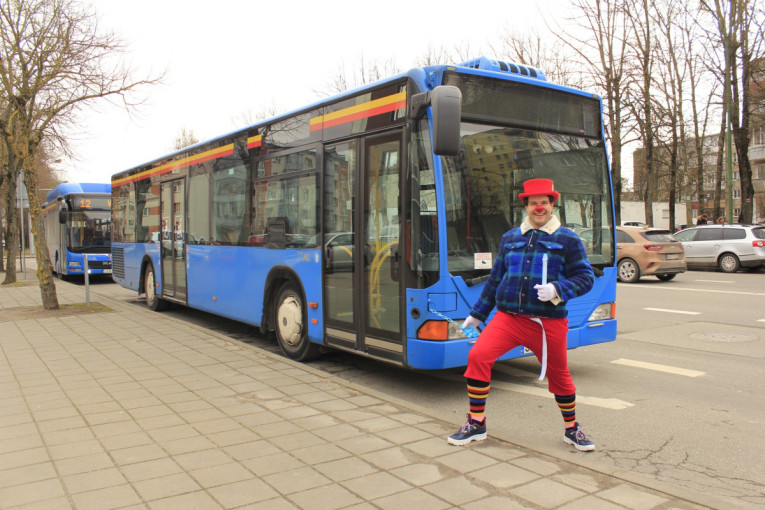 Pavasarį Klaipėdos autobusų keleivius linksmins klounas Valentinas