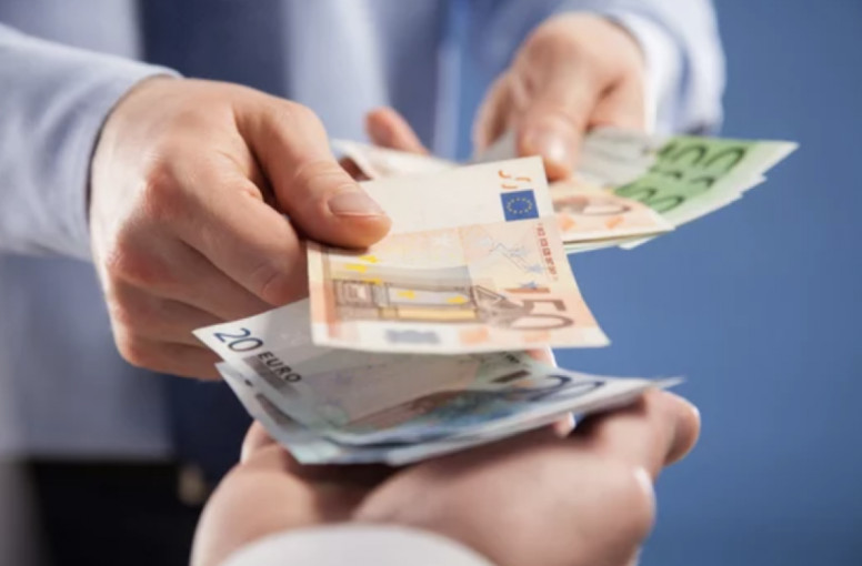 Nuo kitų metų nebeliks darbo užmokesčio grynaisiais