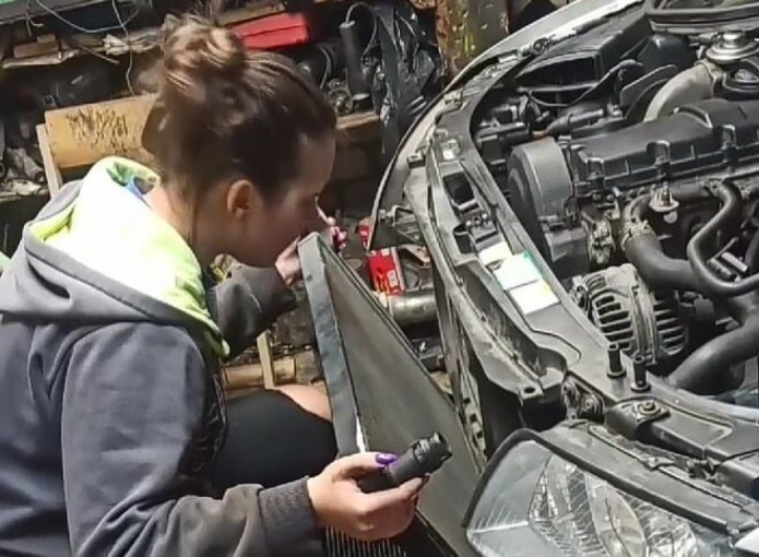 Automobilius remontuojanti šilutiškė Karolina – apie tėvus ištikusį šoką, šlykščius klientų komentarus ir gyvenimą laužant stereotipus