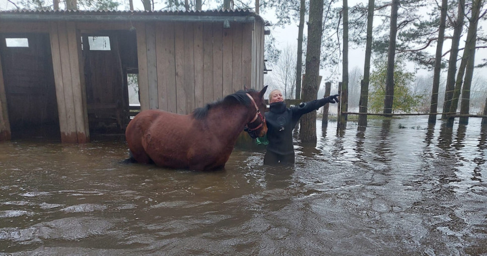 Šeštadienį jūrinės kuopos šauliai gelbėjo Priekulėje apsemtą žirgyną, tvirtino pylimą