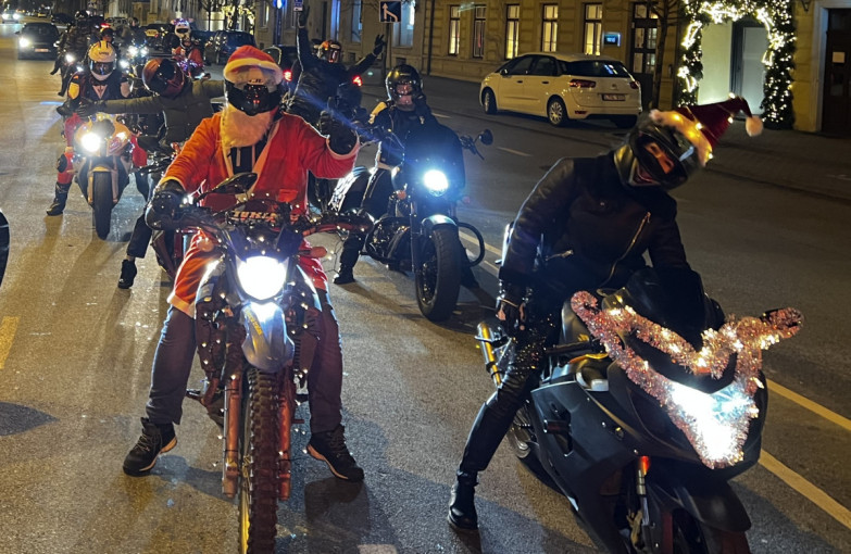 Šventiškai pasipuošę ratuoti Moto Kalėdų Seneliai, elfės ir zuikučiai sveikino Klaipėdos vaikus