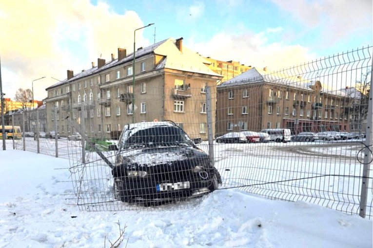 Įkaušusiam vairuotojui Klaipėdoje kelią „pastojo“ pasieniečių tvora