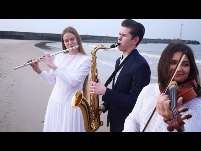 Klaipėdiečių trio dalinasi savo muzika ir kviečia joje atrasti atgaivą sielai