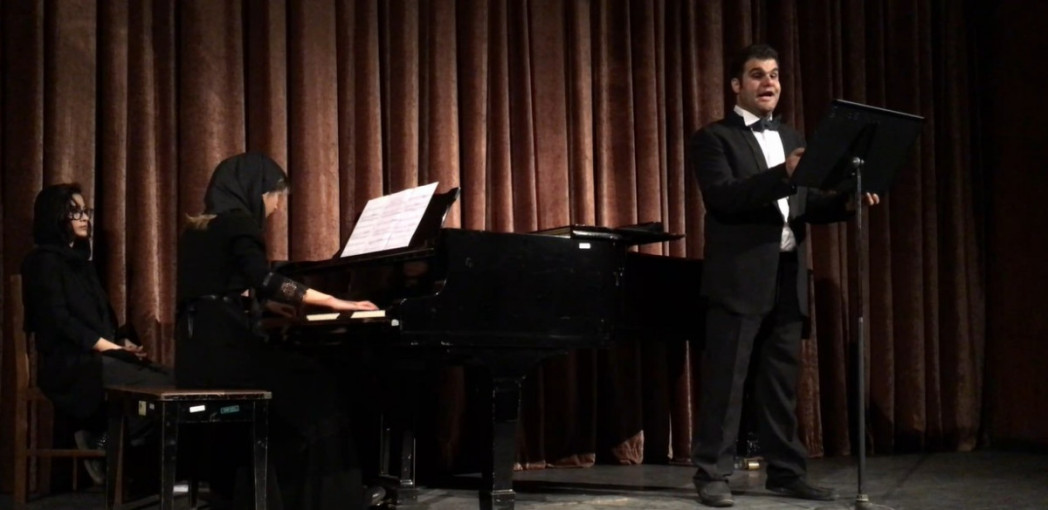 Muzikinio teatro chore dainuojantis iranietis nori  kuo greičiau išmokti lietuvių kalbos