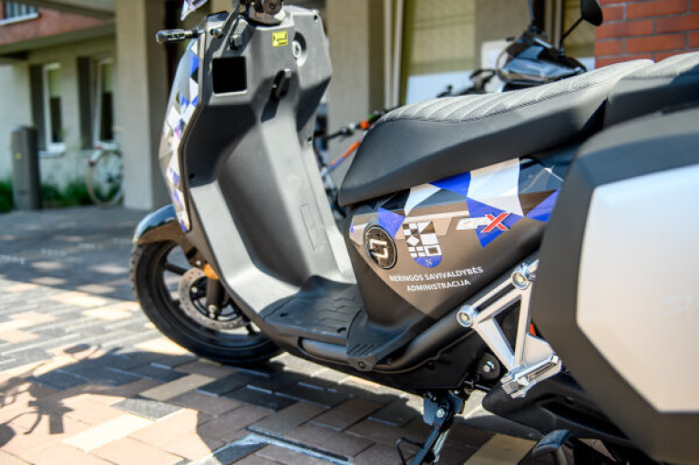 Neringa viešosios tvarkos kontrolei naudos elektrinius motorolerius