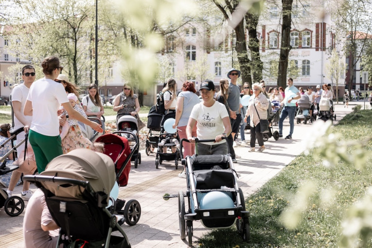 Pasaulinę mamų psichikos sveikatos dieną Klaipėdoje - nuotaikingas ėjimo renginys