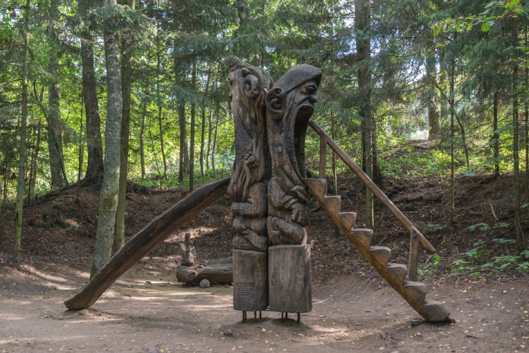 Skulptūras „gydantis“ Raganų kalno simpoziumas