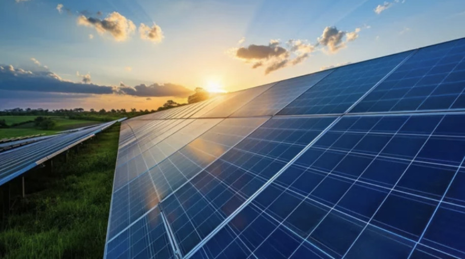 Prie Gargždų pradėjo veikti „Elektrum Lietuvos“ 13 MW saulės parkas