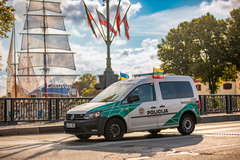 Šiandien ant Lietuvos policijos automobilių plevesuoja Lietuvos ir Ukrainos vėliavėlės