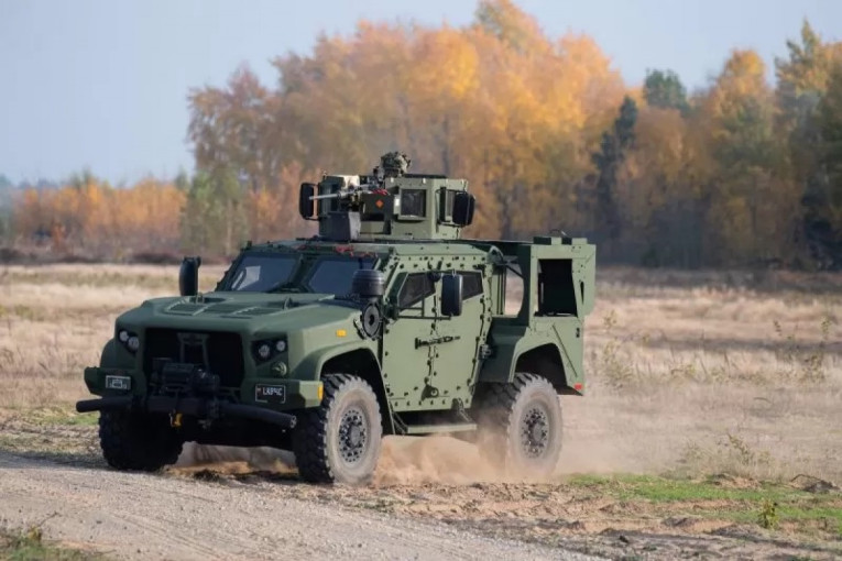 KAM: Pasirašyta sutartis dėl papildomų 300 šarvuotųjų kovinės paramos visureigių JLTV įsigijimo