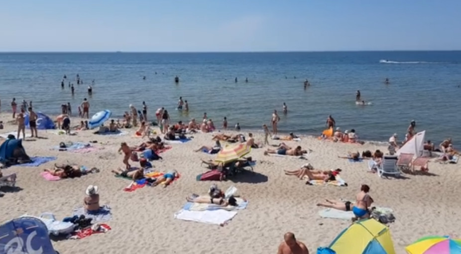 Koronaviruso baimė kas penktą poilsiautoją gins toliau nuo pilnų paplūdimių - apklausa