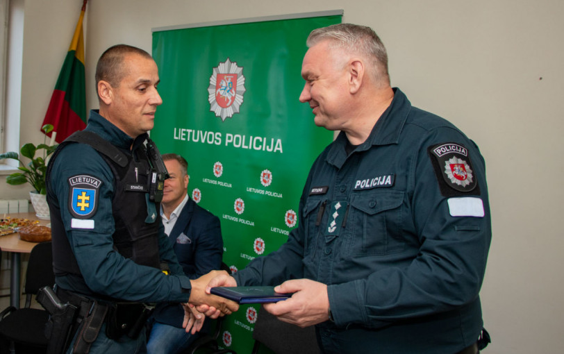 Senolę iš degančio buto išgelbėjusiems Kretingos r. PK pareigūnams įteikti apdovanojimai
