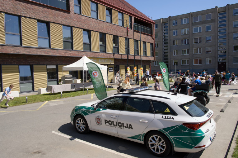 Kaimynų dienos šventė Klaipėdos „Kauno atžalyno“ bibliotekoje: muzika, edukacijos ir veiklos šeimoms