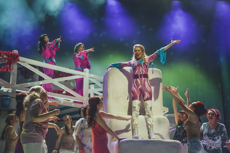 Estų solistė apie „Mamma Mia!“: „Šokdavome kartu su žiūrovais – nesu mačiusi nieko panašaus“