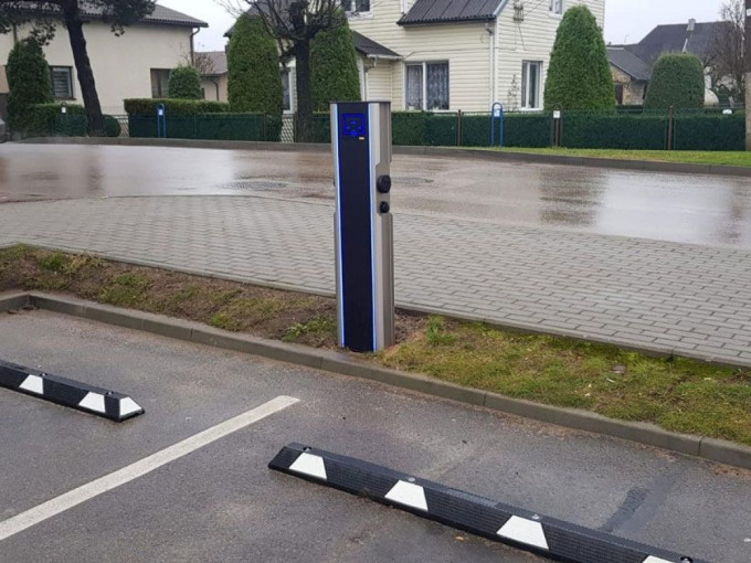 „Lidl“ kartu su Tauragės rajono savivaldybe miestui padovanojo elektromobilių įkrovimo stotelę
