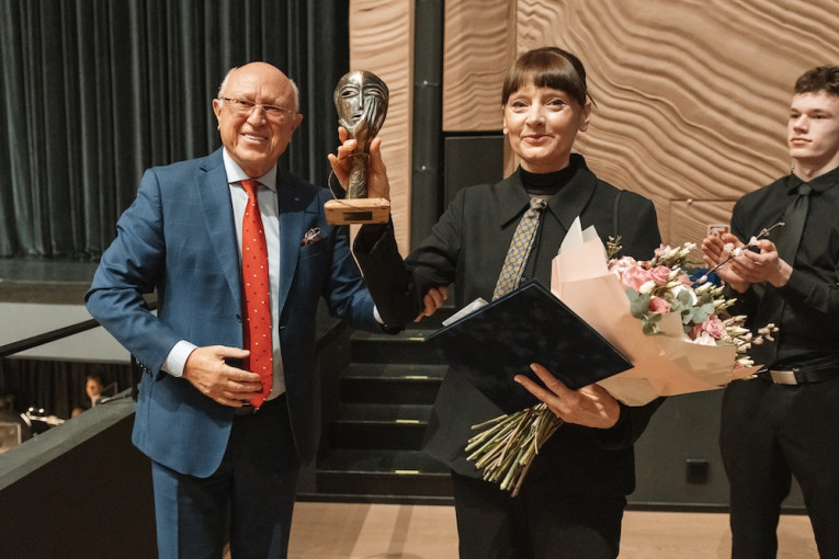 Jubiliejinė „Mūza“ įteikta Klaipėdos valstybinio muzikinio teatro solistei Ritai Petrauskaitei