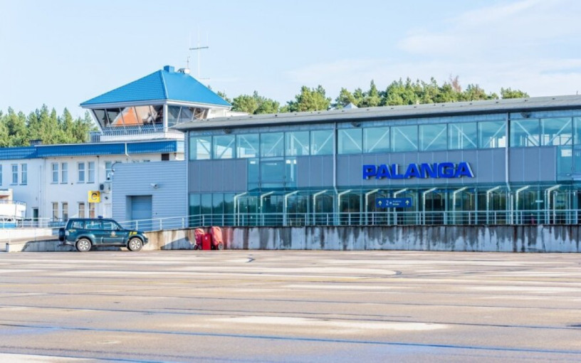 Palangoje keleiviams prieš nosį lėktuvo durys buvo užtrenktos: patyrė 800 eurų nuostolį, o kaltų nėra